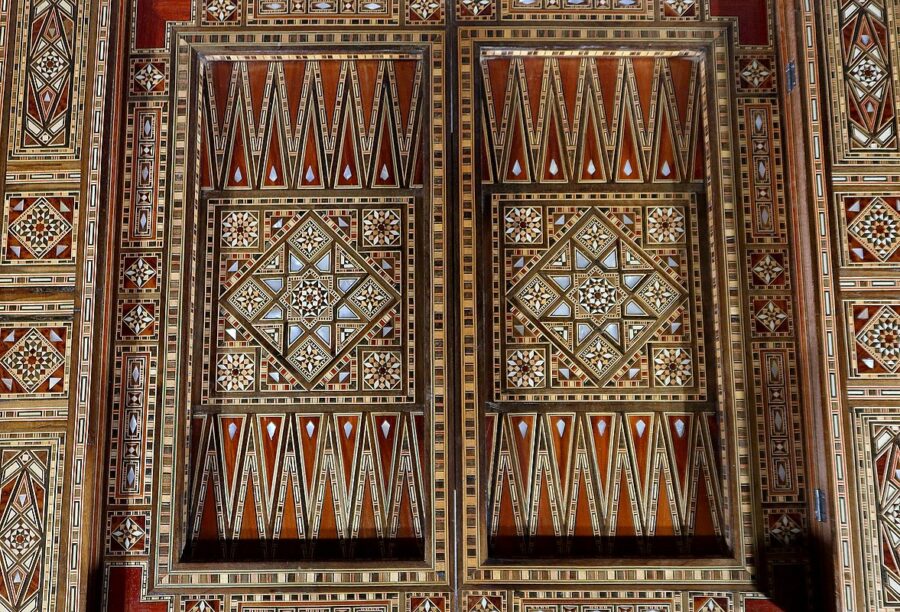 Table Basse Octogonale : Incrustation De Nacre, Marqueterie Syrienne Et Détails Sculptés. Style oriental, table d'appoint en bois de luxe - France